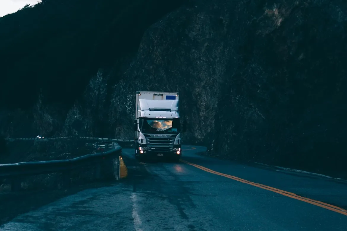 LKW von Hübsch Logistik auf einer Passstraße